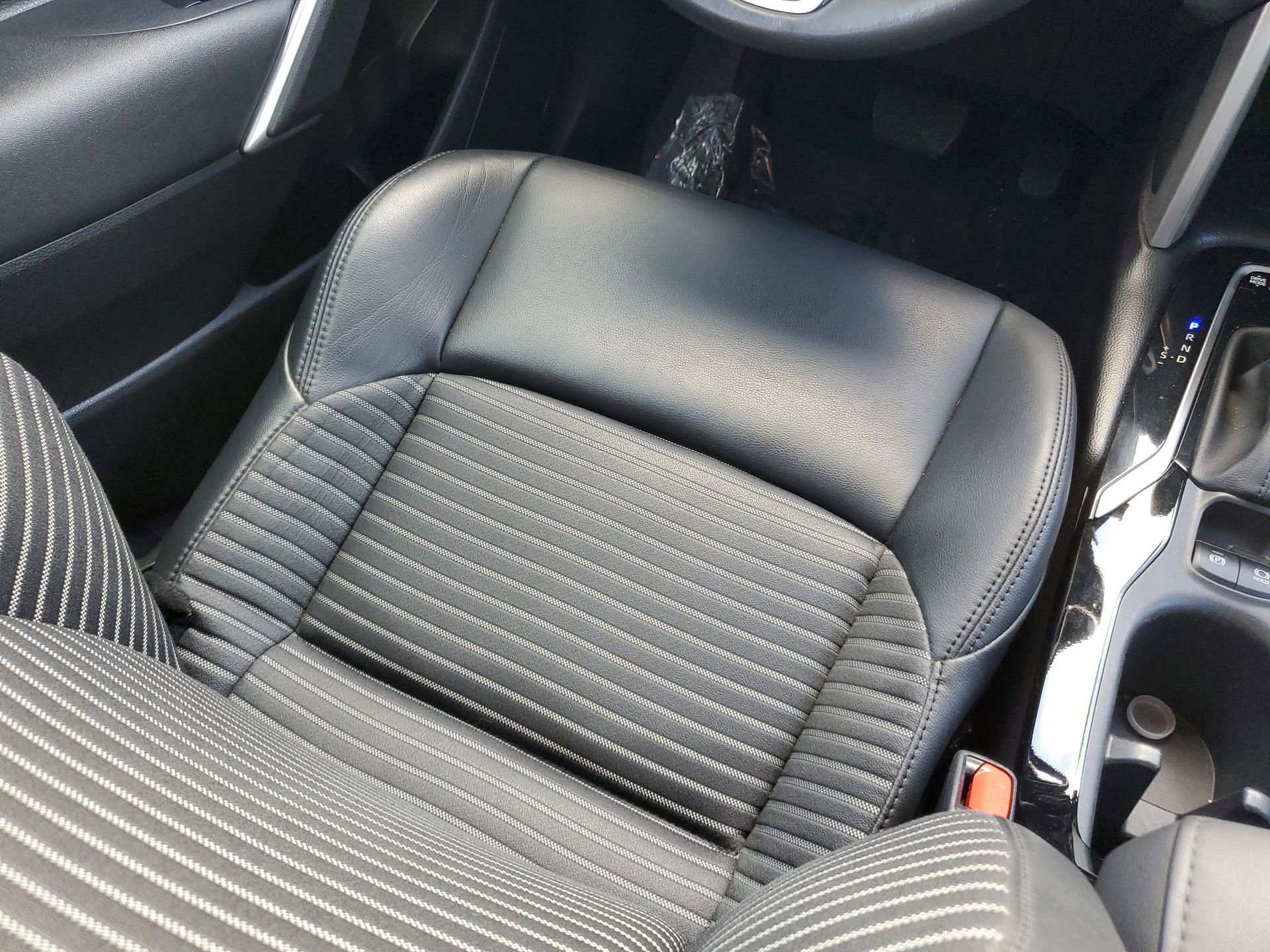 Used 2023 Toyota Corolla Cross XSE w/ Convenience Package image 15