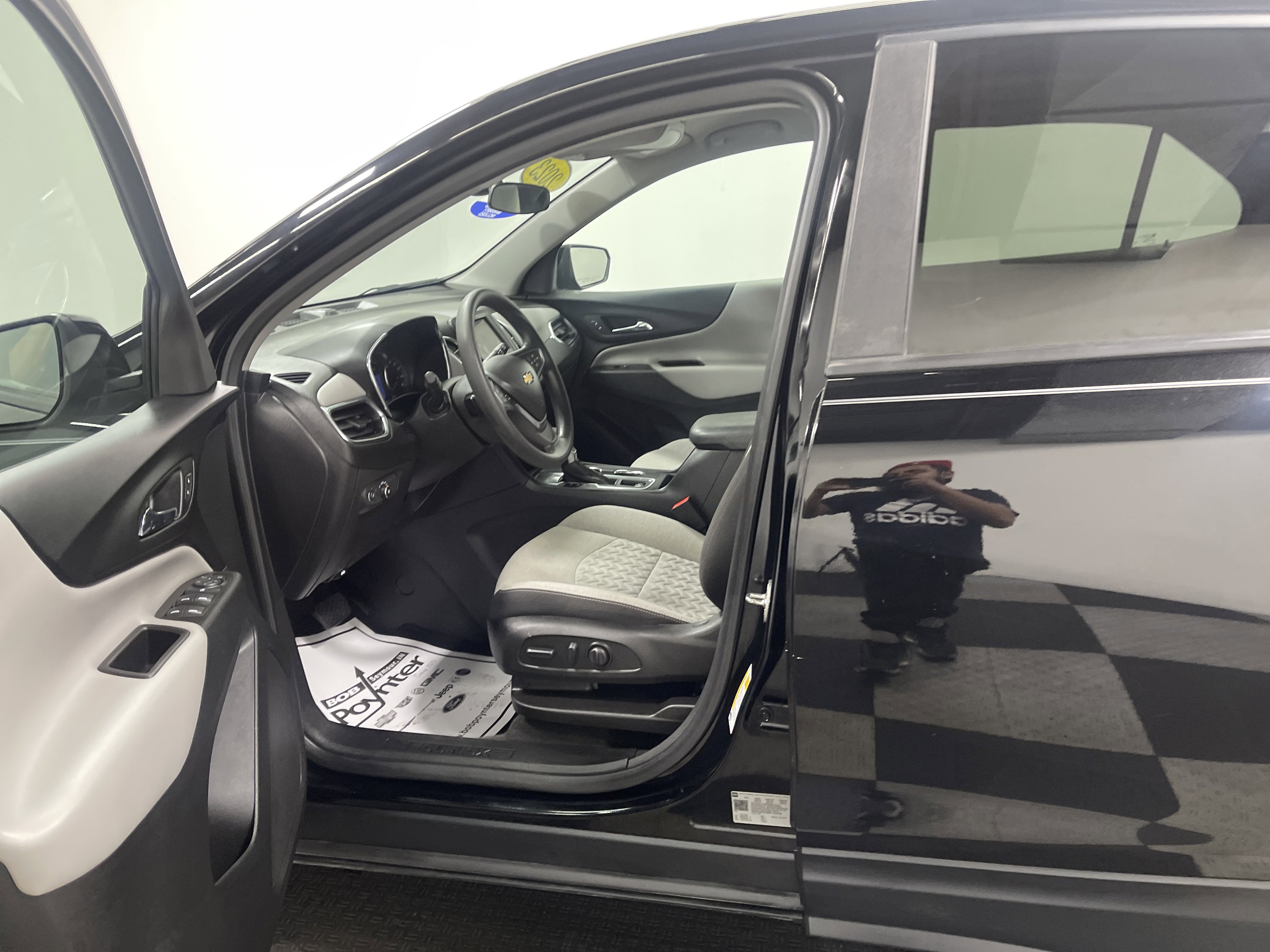 Used 2023 Chevrolet Equinox LS w/ LS Convenience Package image 9