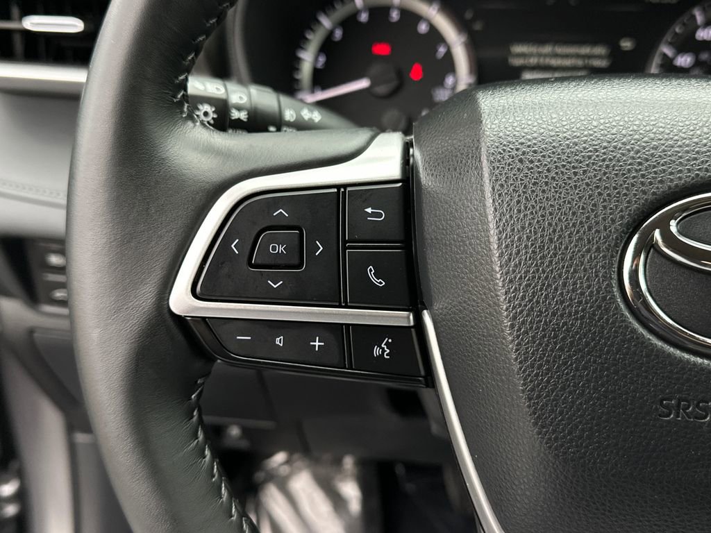 Used 2024 Toyota Highlander LE image 24