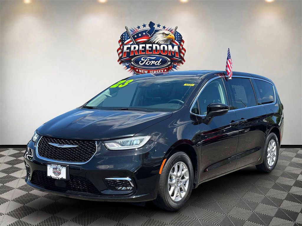 Used 2023 Chrysler Pacifica Touring-L FWD image 2
