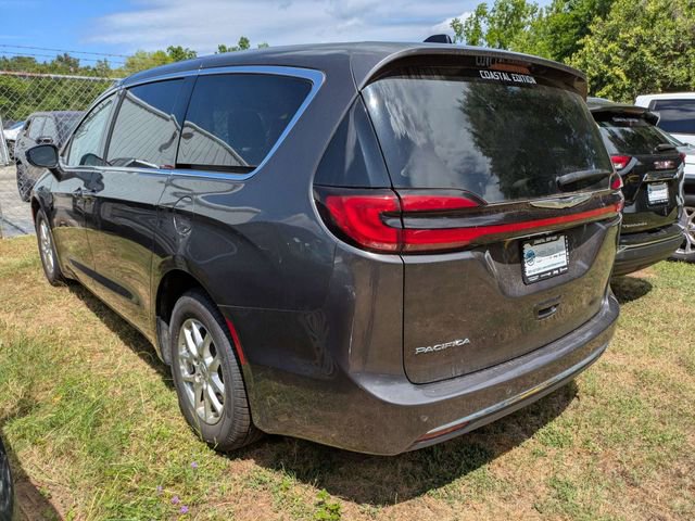 Used 2023 Chrysler Pacifica Touring-L FWD image 3