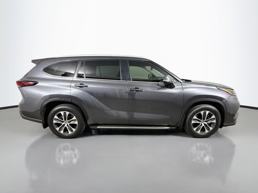 Used 2024 Toyota Highlander XLE FWD image 8