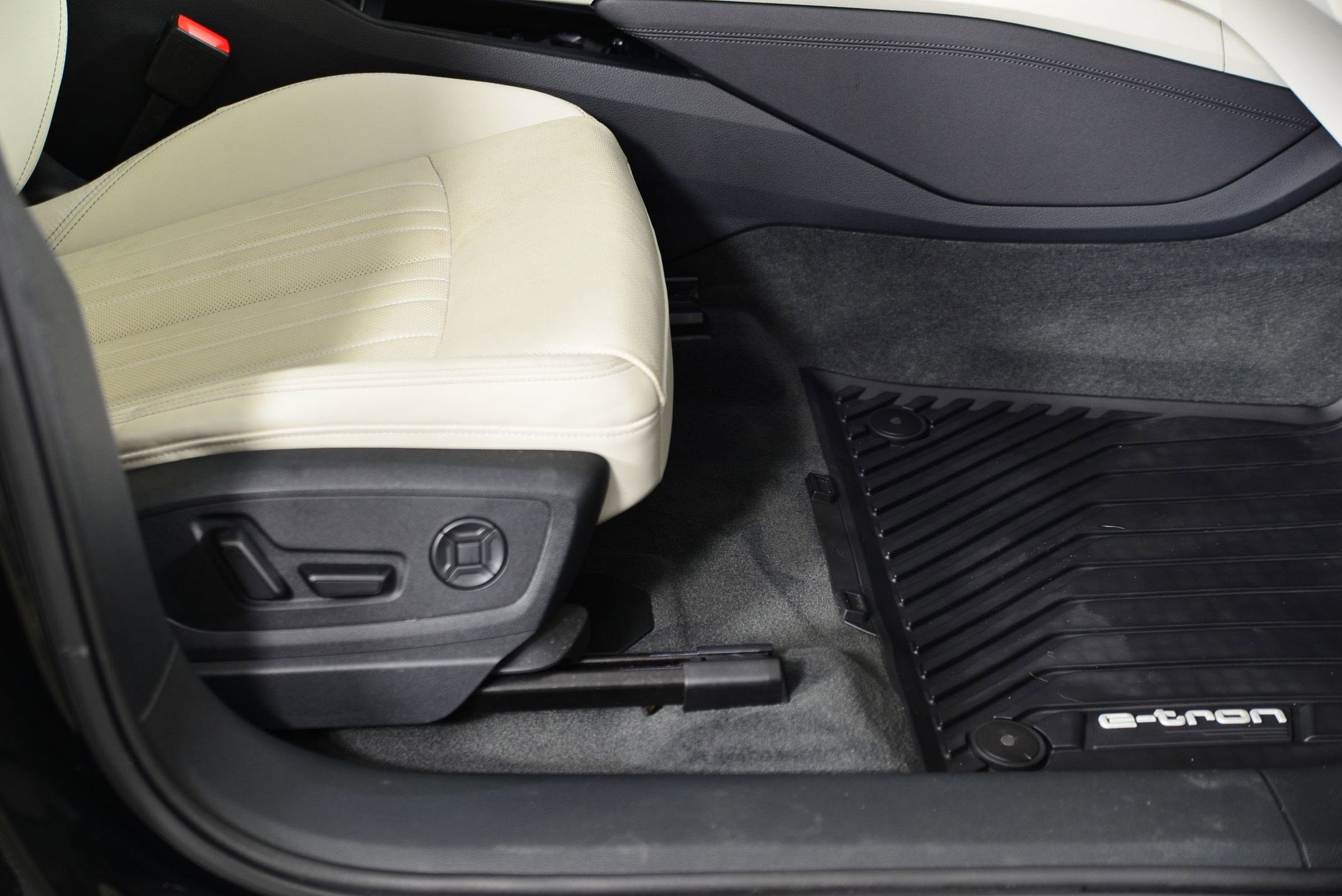 Certified 2024 Audi Q8 e-tron Premium Plus w/ Premium Plus Package image 12