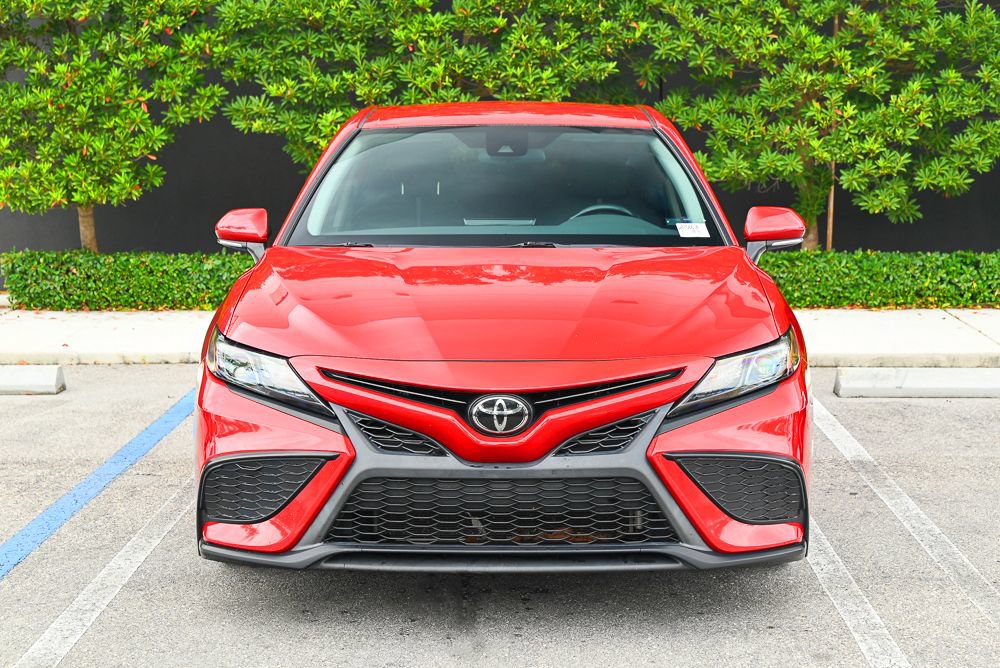 Used 2022 Toyota Camry SE FWD image 2
