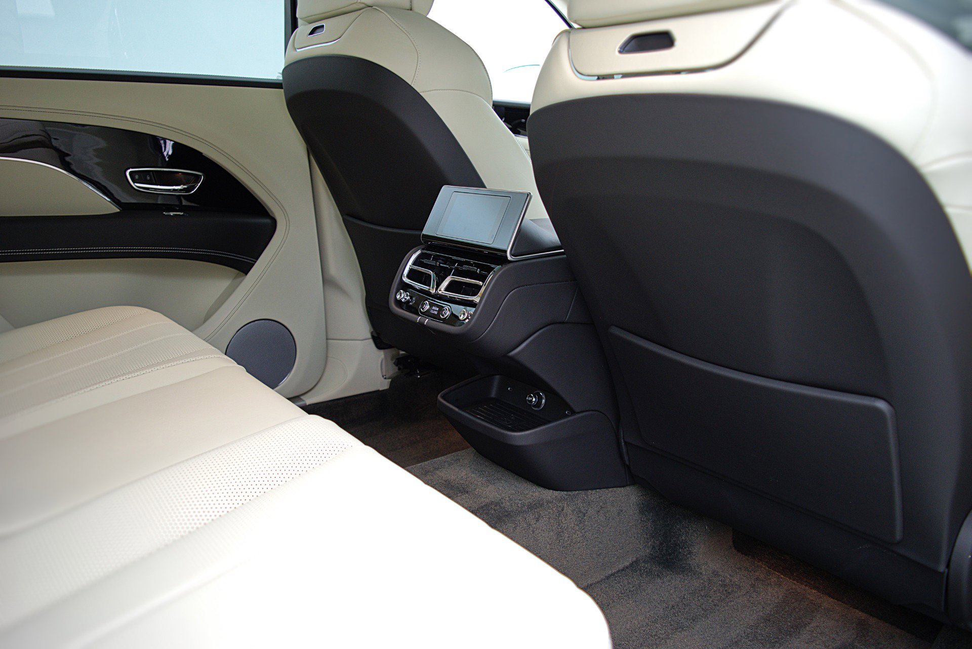 Used 2023 Bentley Bentayga Extended Wheelbase image 36