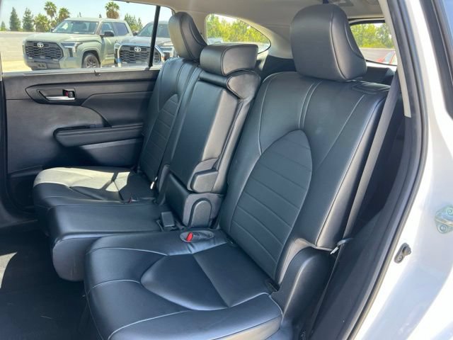 Used 2023 Toyota Highlander XLE FWD image 17
