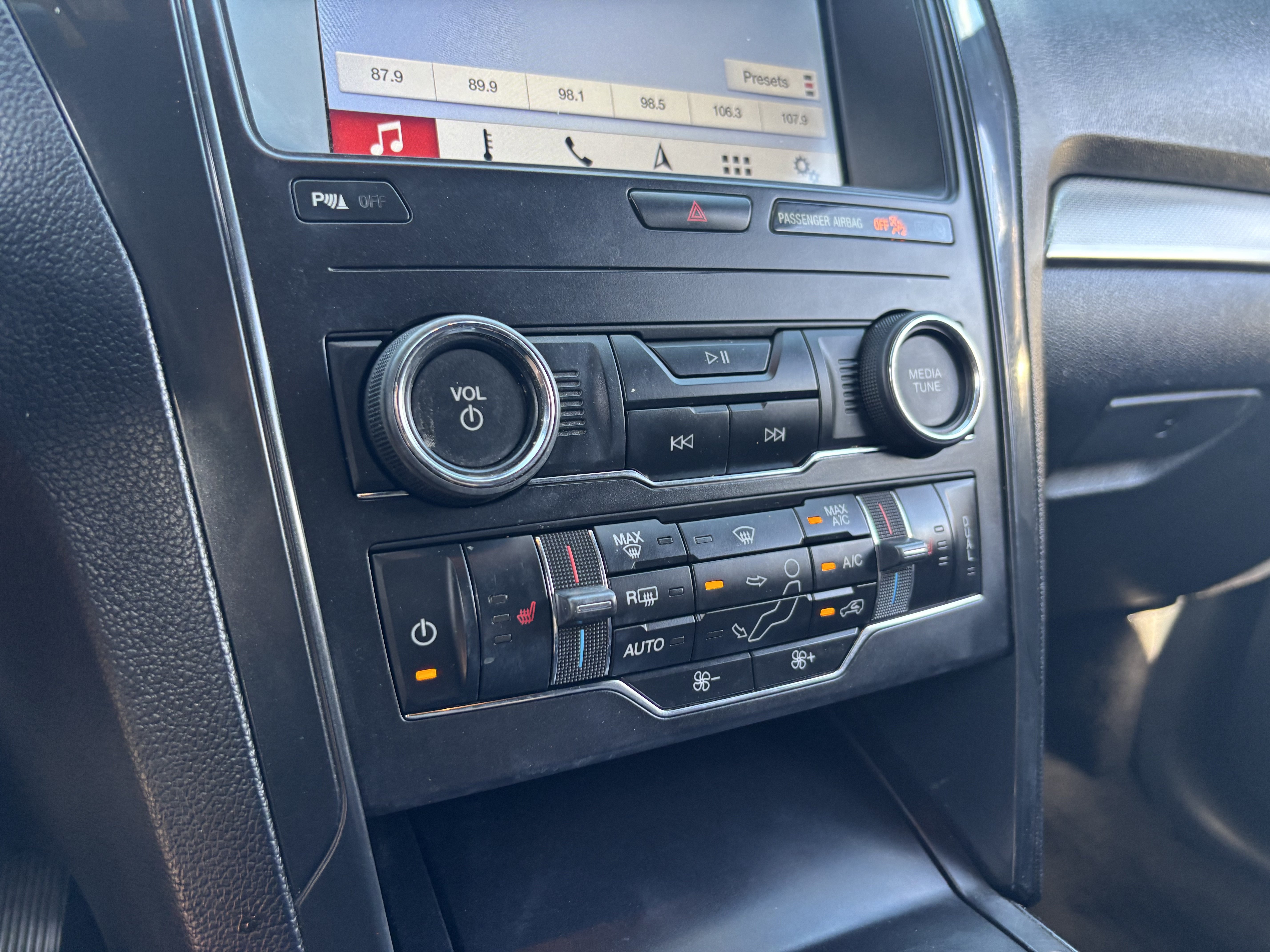 Used 2019 Ford Explorer XLT w/ Equipment Group 202A FWD image 22