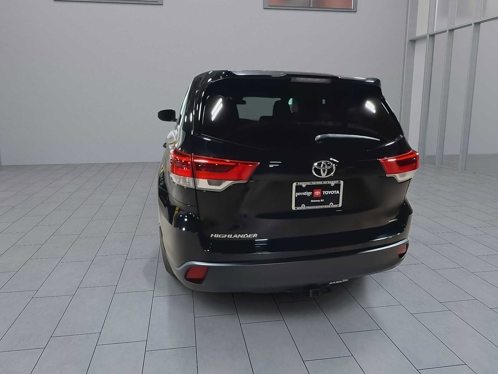 Used 2019 Toyota Highlander LE AWD/4WD image 7