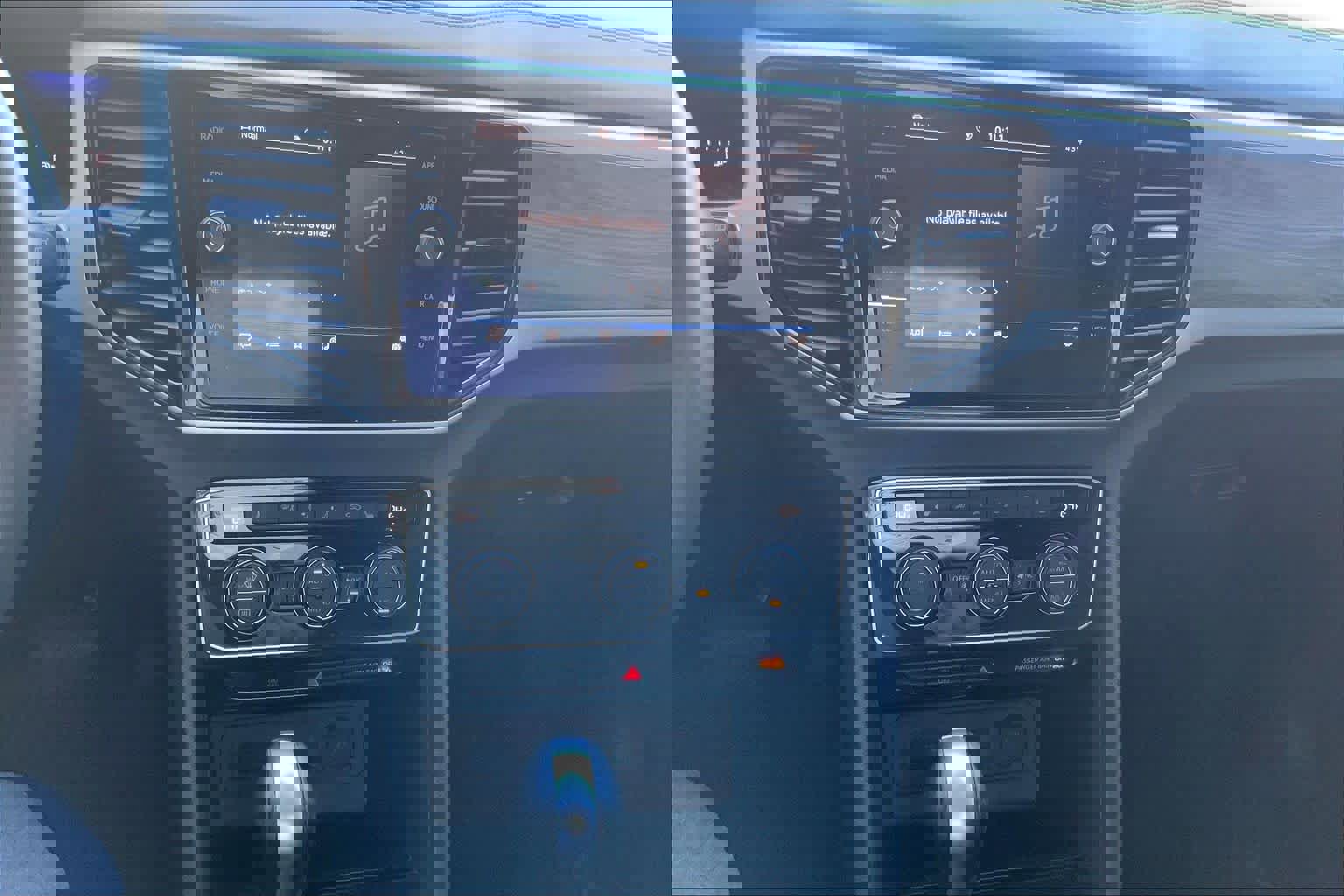 Used 2022 Volkswagen Atlas Cross Sport SE image 33