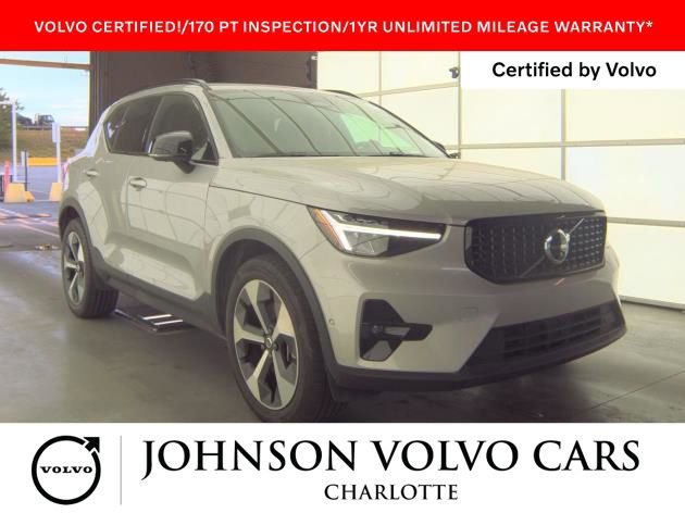 Used 2025 Volvo XC40 B5 Plus image 1