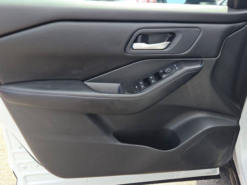 Used 2024 Nissan Rogue SV AWD/4WD image 18