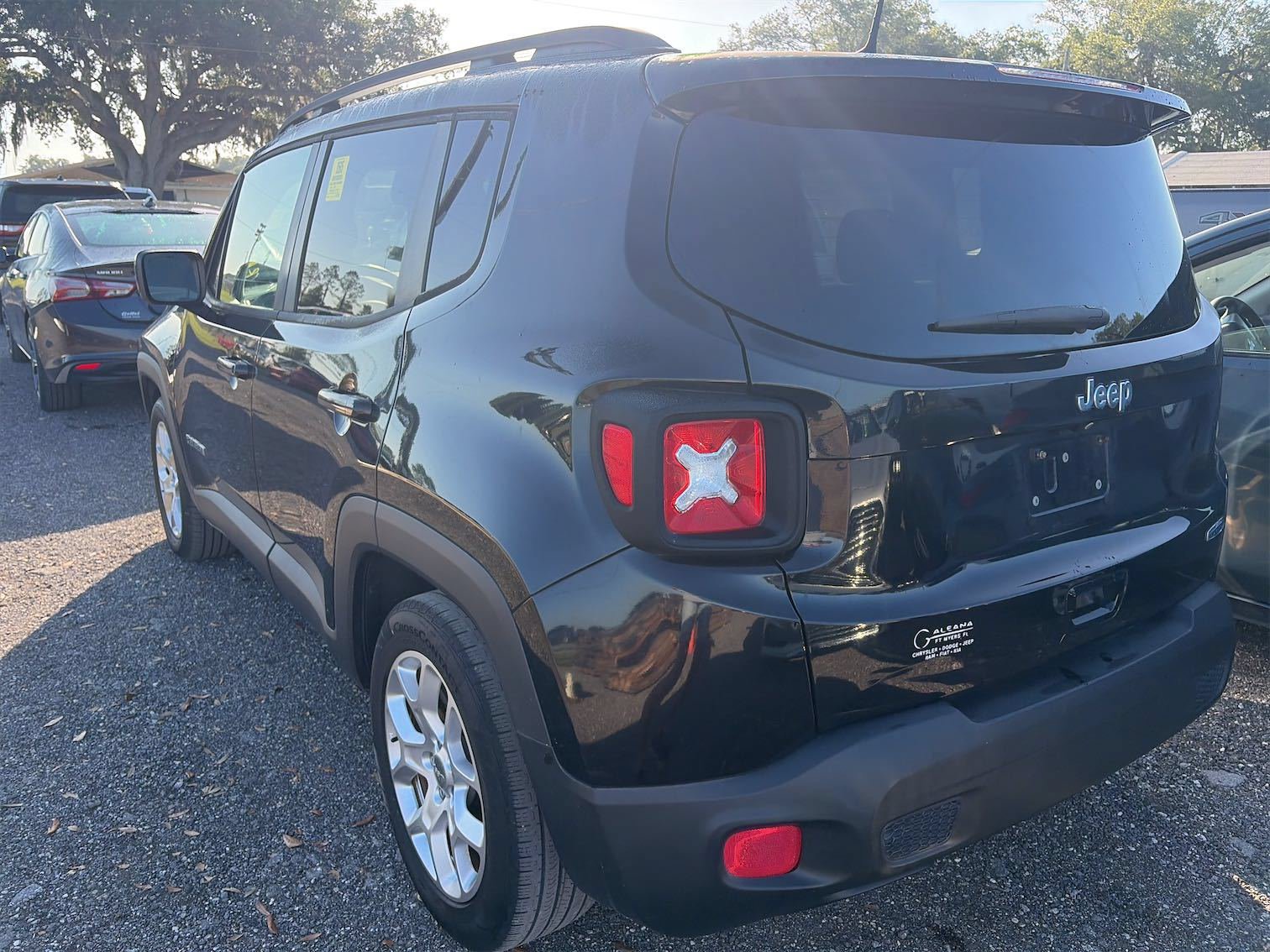 Used 2018 Jeep Renegade Latitude w/ Safety & Security Group FWD video 2