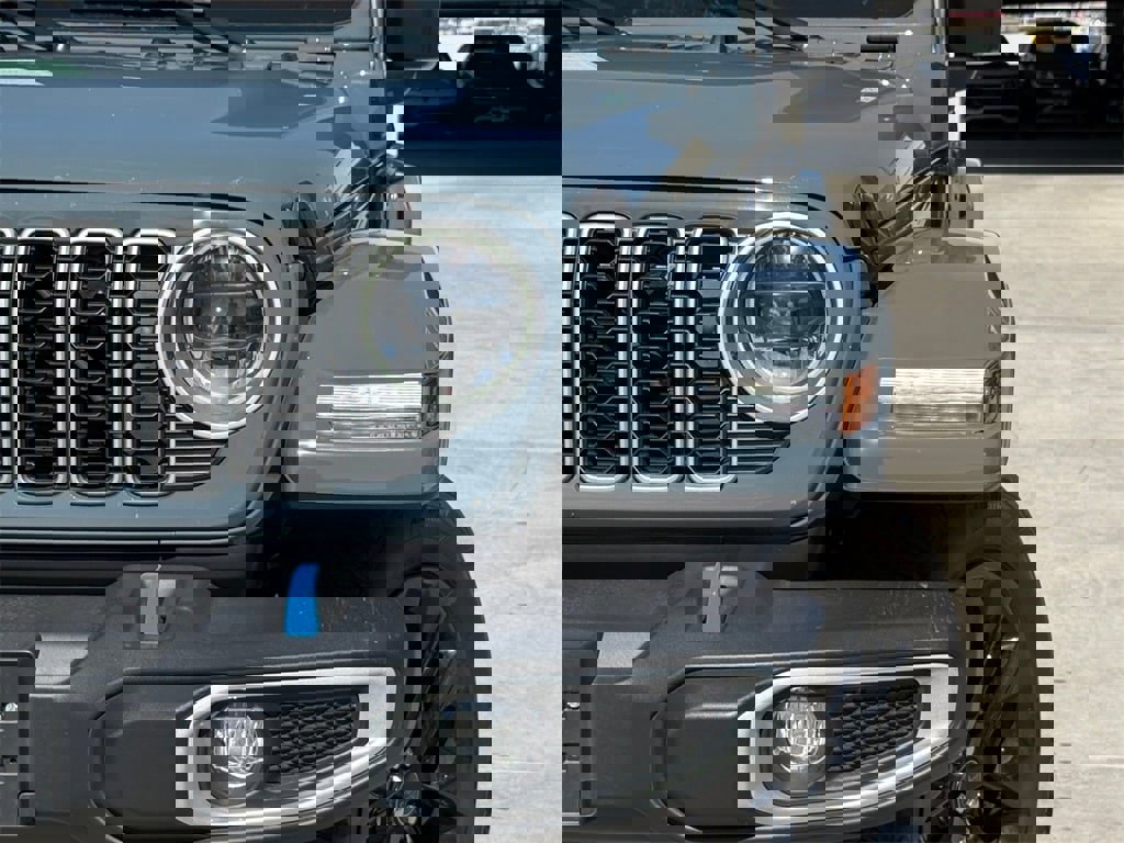 Used 2024 Jeep Wrangler Unlimited Sahara image 3