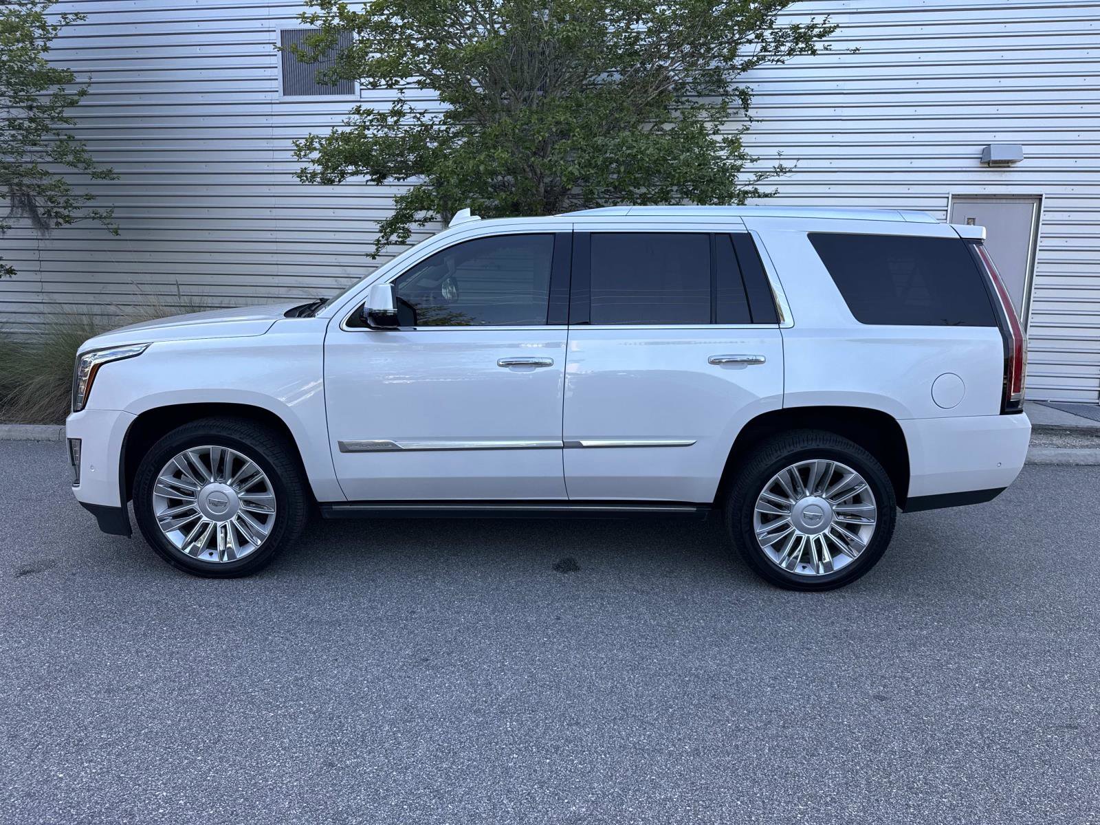 Used 2019 Cadillac Escalade Premium Luxury image 2