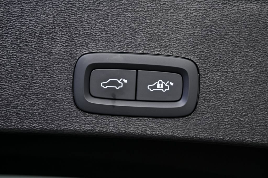 Certified 2025 Volvo XC40 B5 Plus image 29