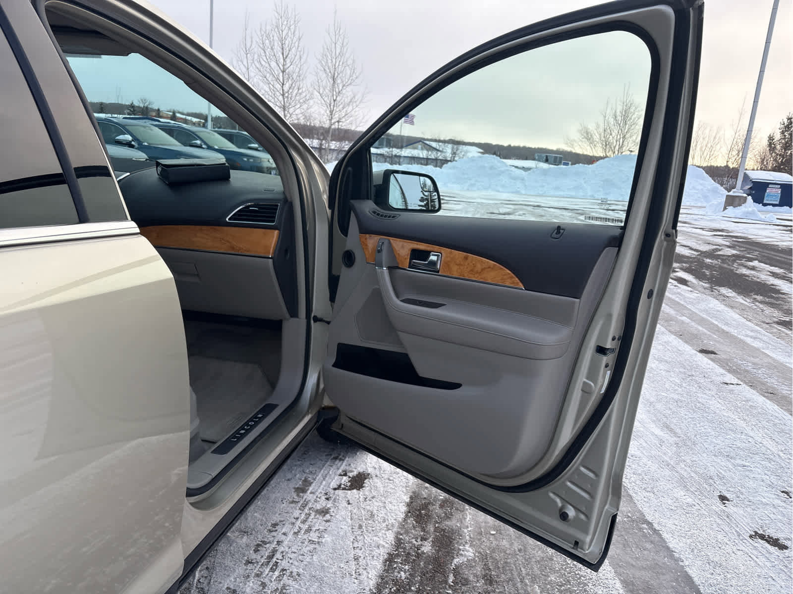 Used 2011 Lincoln MKX AWD w/ 101A Rapid Spec Order Code image 52