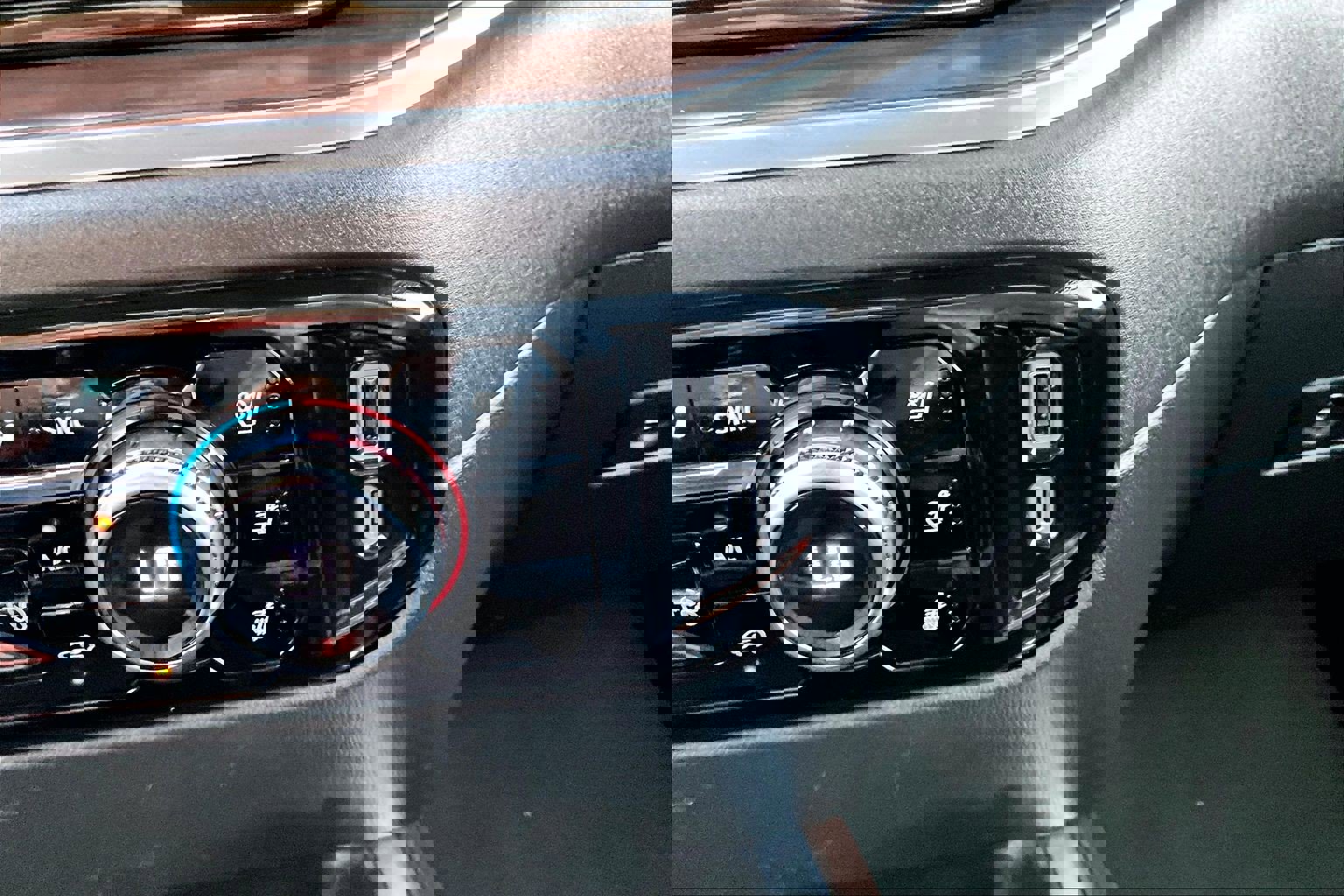 Used 2024 GMC Sierra 2500 SLT w/ SLT Premium Package image 17