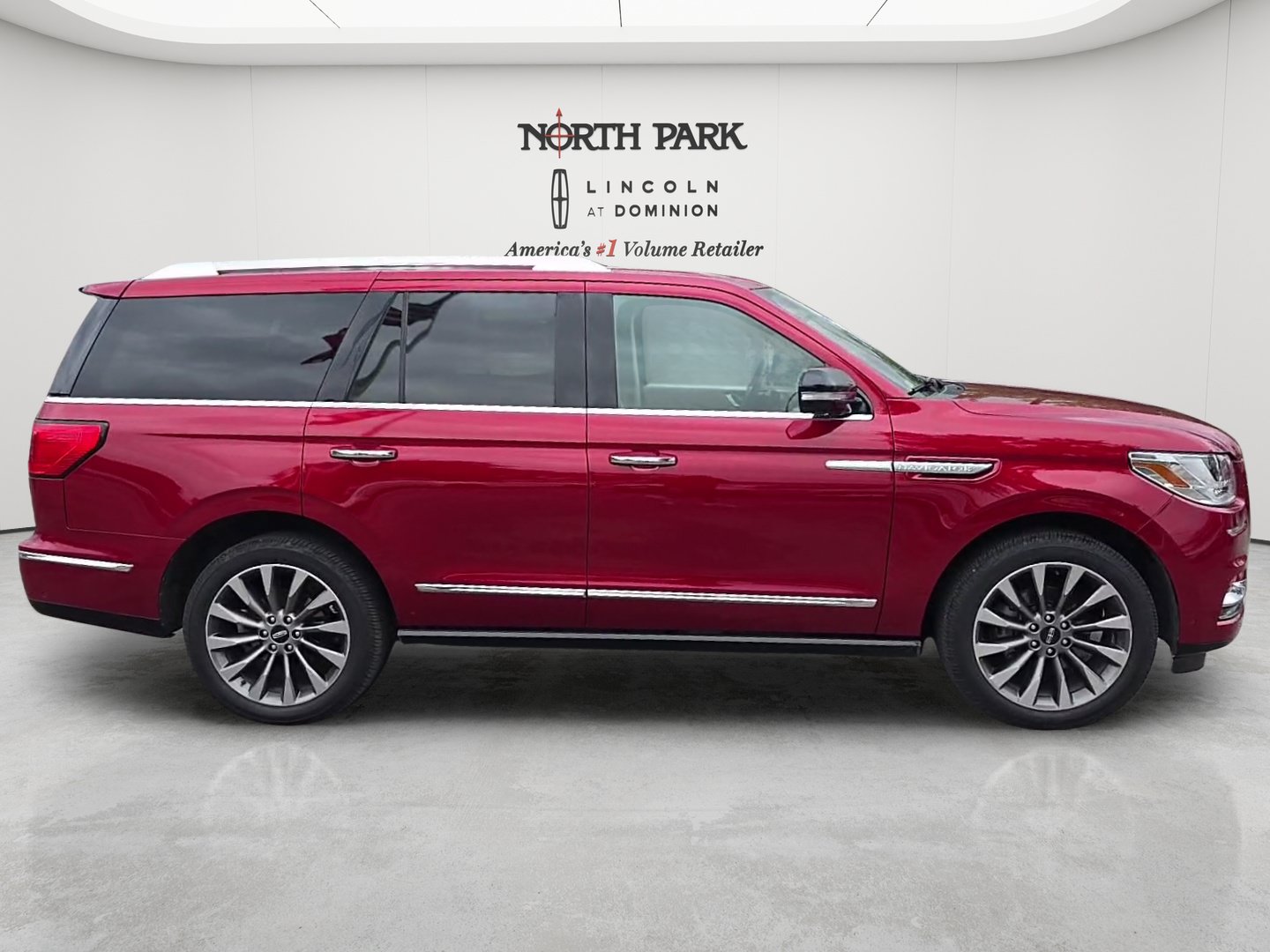 Used 2018 Lincoln Navigator Select w/ Technology Package RWD image 6