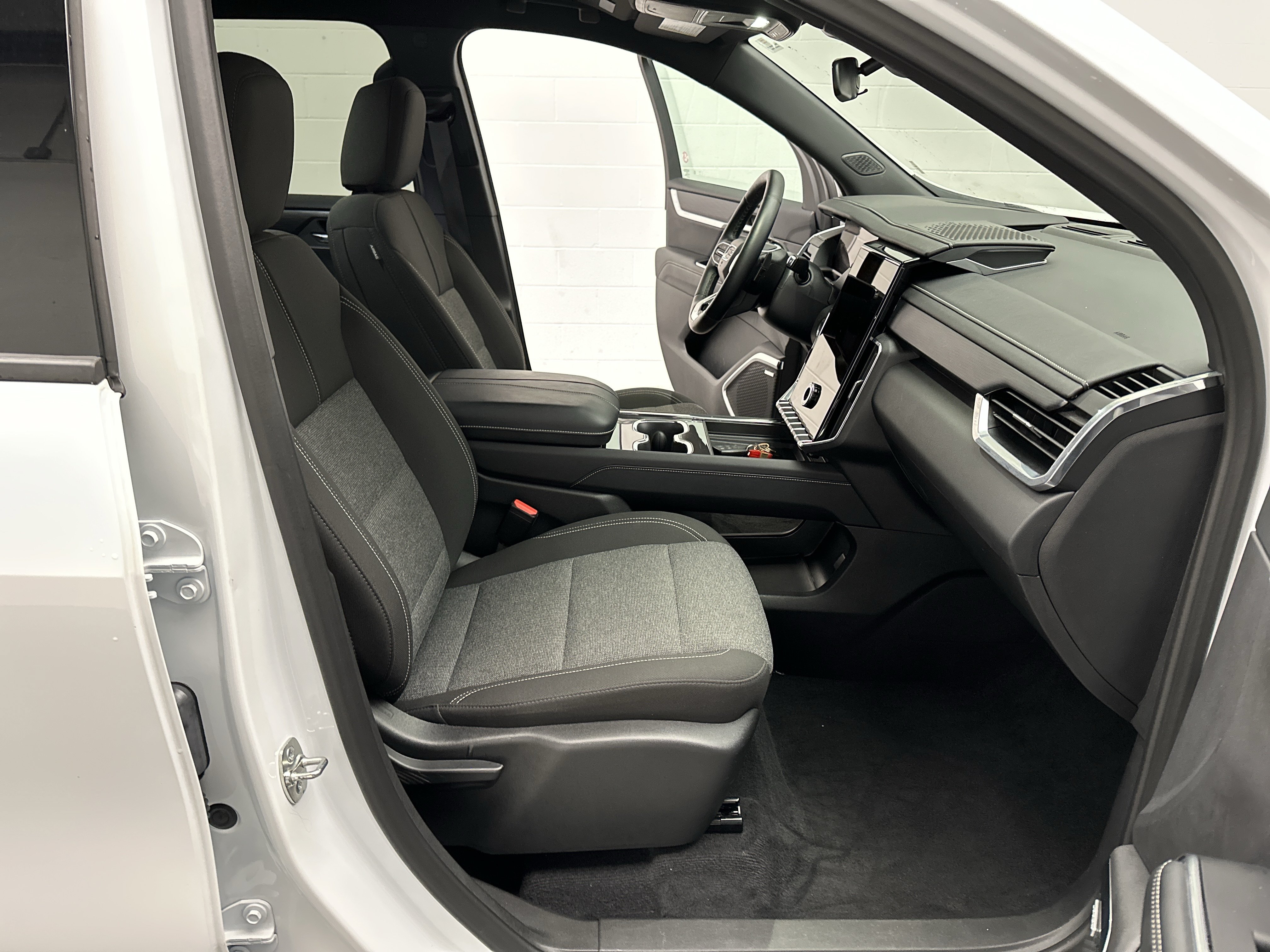 Used 2025 GMC Acadia Elevation FWD image 24