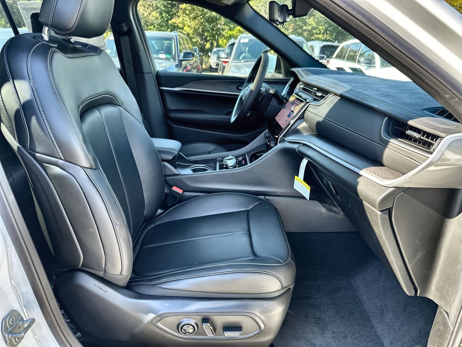 New 2025 Jeep Grand Cherokee Limited w/ Luxury Tech Group II image 27