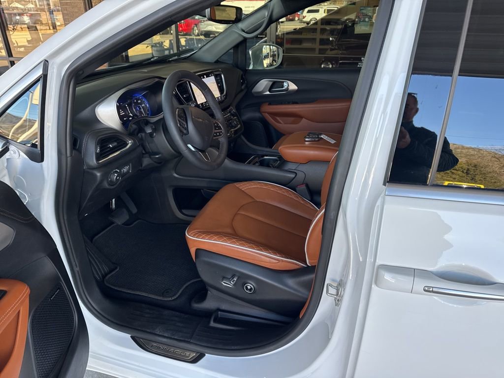 Used 2024 Chrysler Pacifica Pinnacle w/ Trailer Tow Group image 15