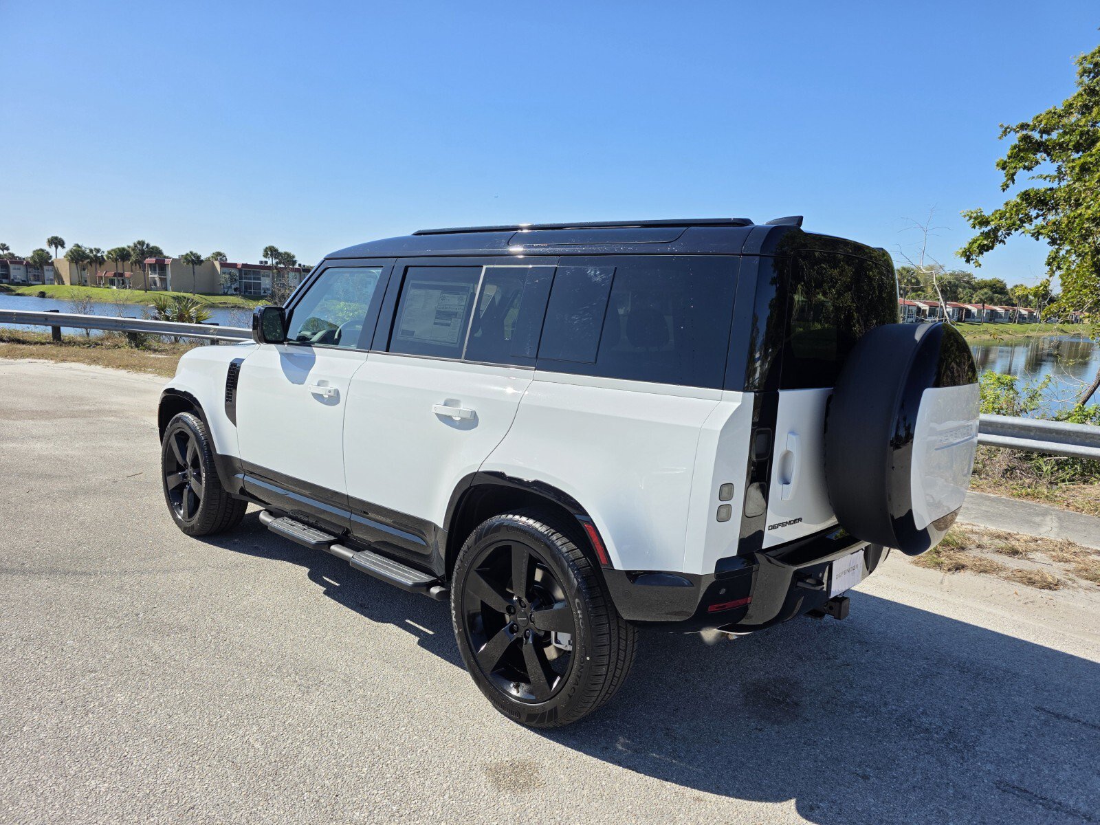 Used 2026 Land Rover Defender 110 X-Dynamic SE AWD/4WD image 2