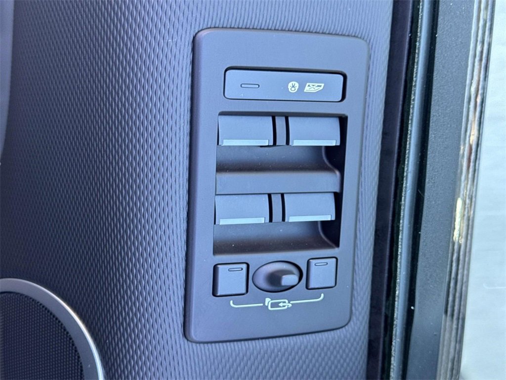 Used 2025 Land Rover Discovery Dynamic SE image 29