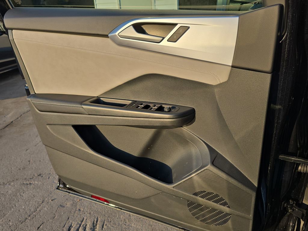 Used 2025 Volkswagen Taos SE AWD/4WD image 43