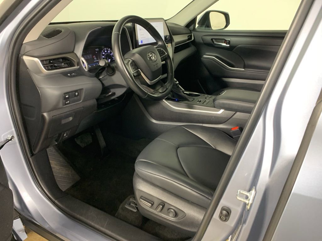 Used 2023 Toyota Highlander XLE image 33