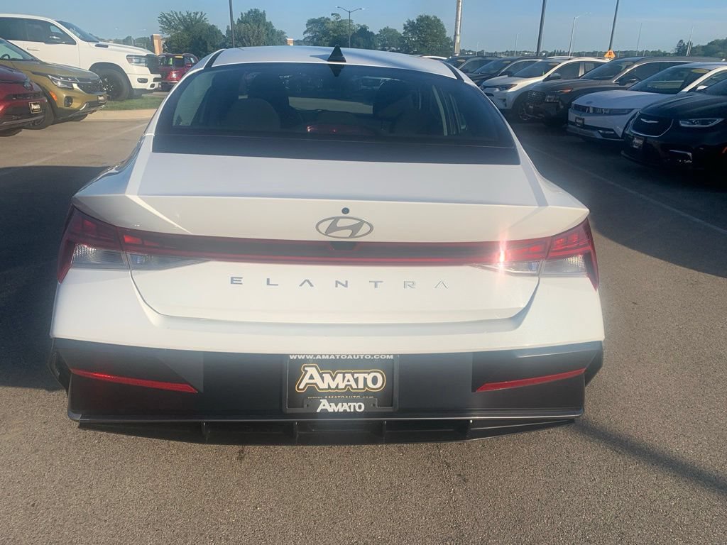 Certified 2025 Hyundai Elantra SEL FWD image 4