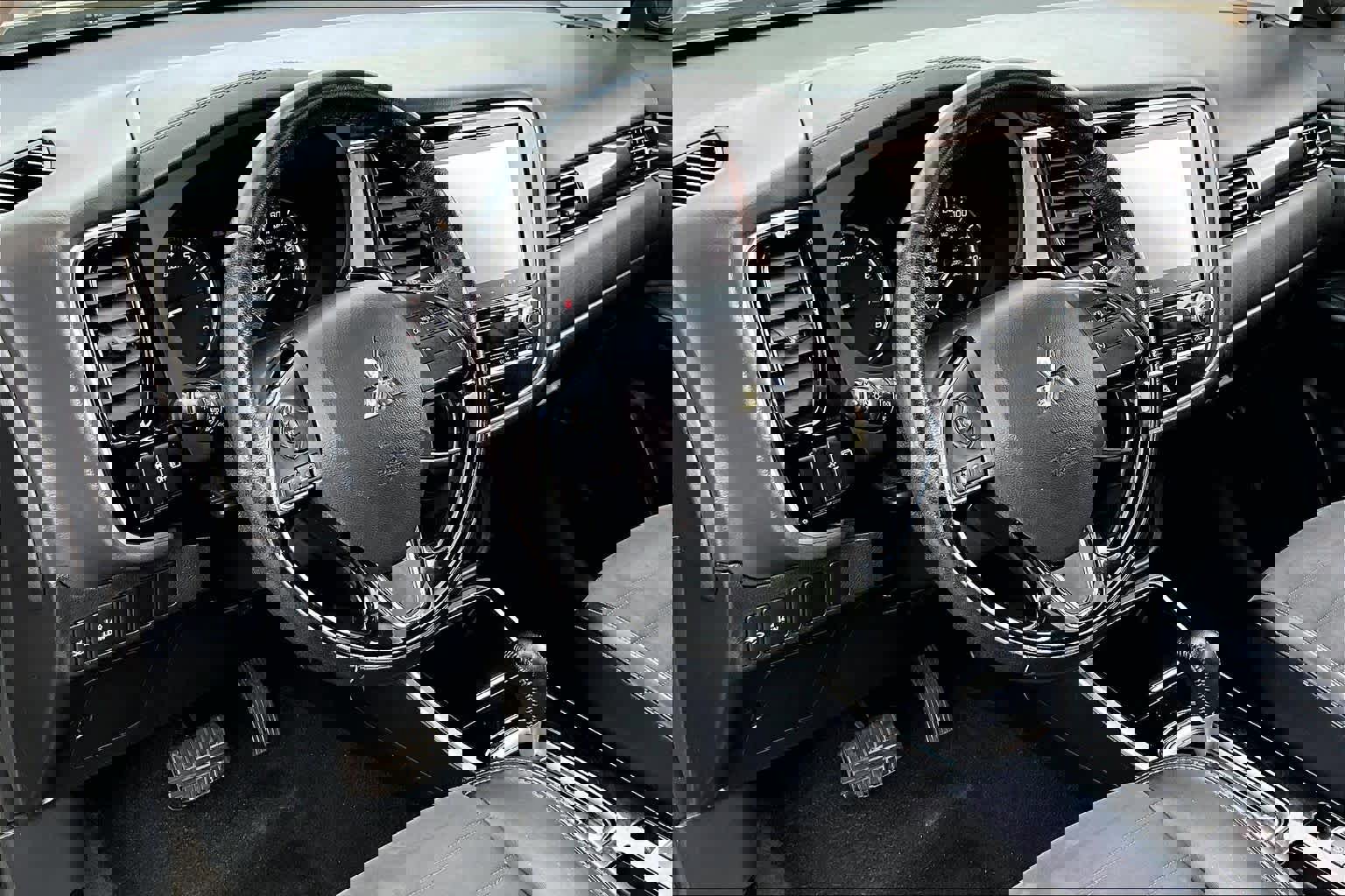 Used 2020 Mitsubishi Outlander SE image 18