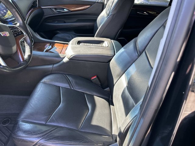 Used 2019 Cadillac Escalade Luxury w/ Escalade Sport Edition AWD/4WD image 16