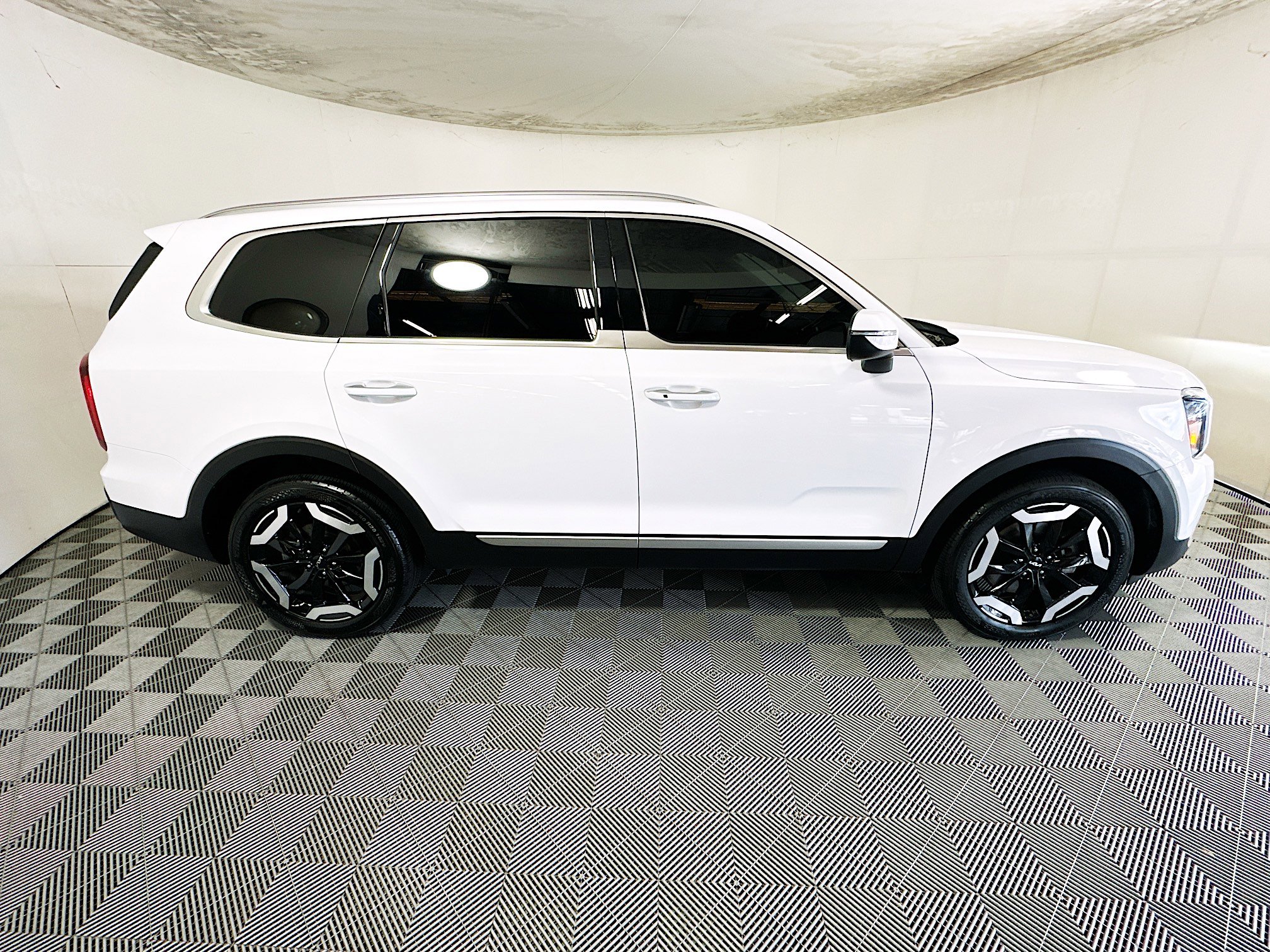 Used 2025 Kia Telluride S FWD image 2