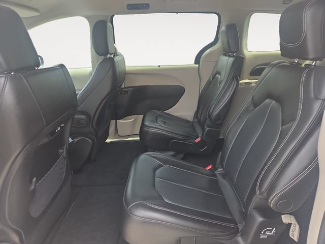 Used 2023 Chrysler Pacifica Touring-L FWD image 14