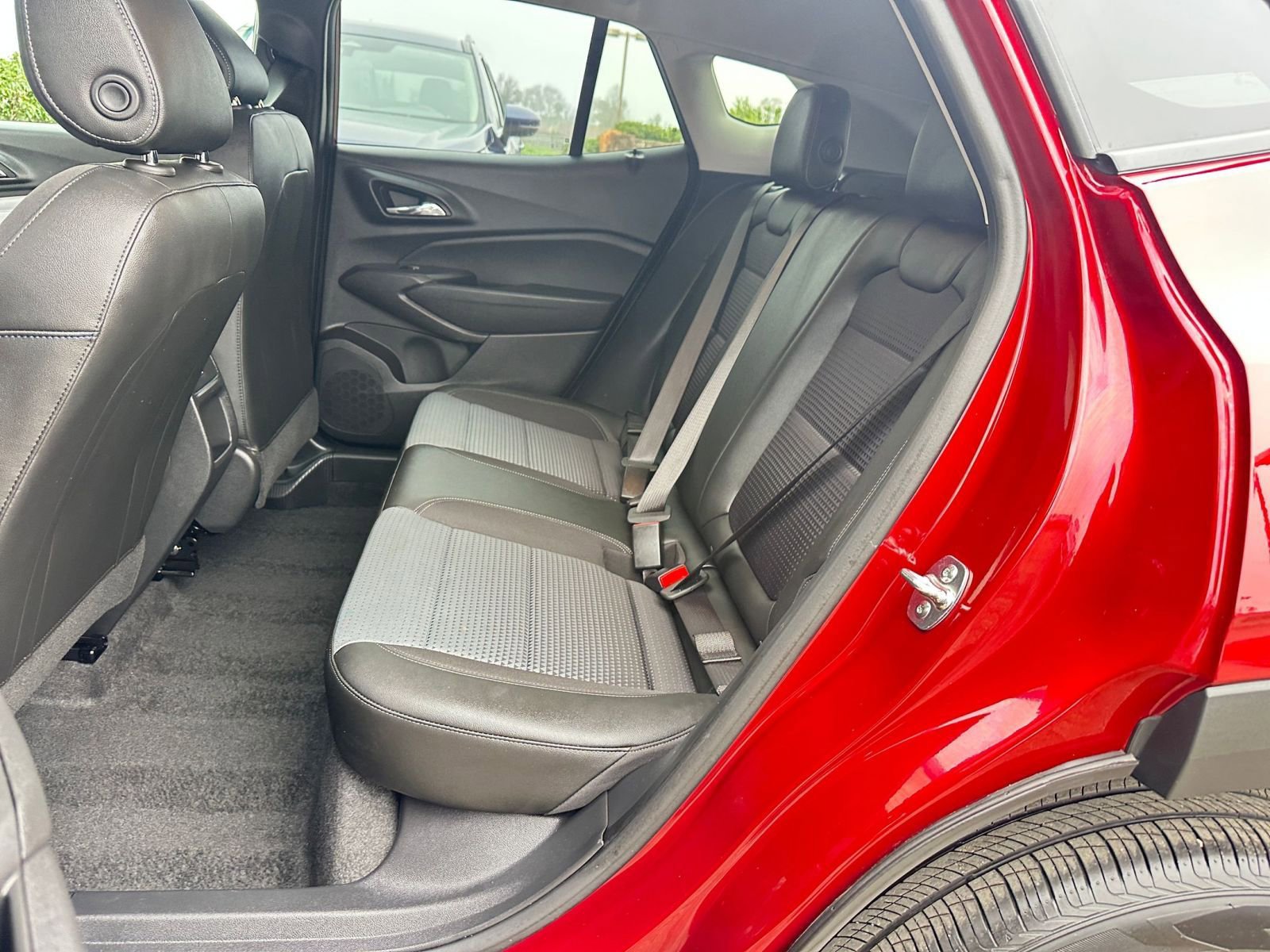 Used 2025 Chevrolet Trax LT w/ LT Convenience Package image 37