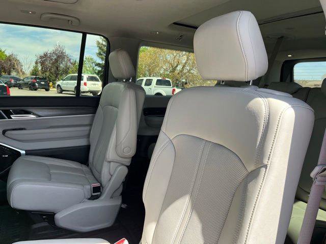 Certified 2024 Jeep Wagoneer L Series III w/ Premium Group I AWD/4WD image 20