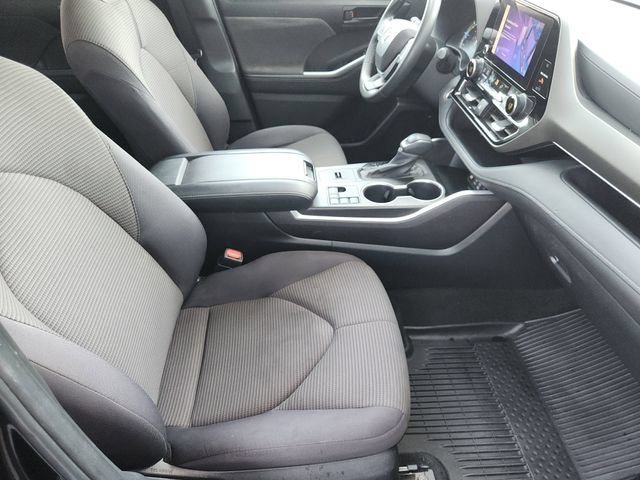 Used 2024 Toyota Highlander LE AWD/4WD image 10