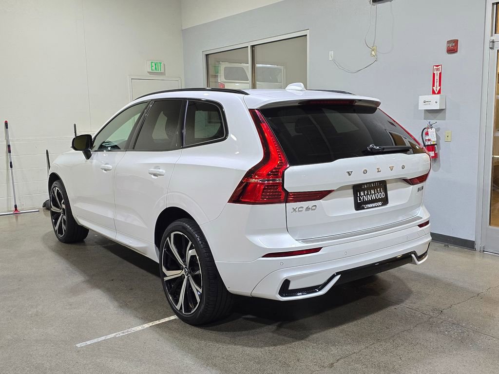 Used 2022 Volvo XC60 B5 R-Design w/ Climate Package image 6