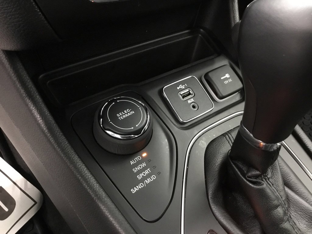 Used 2019 Jeep Cherokee Latitude Plus w/ Cold Weather Group AWD/4WD image 27