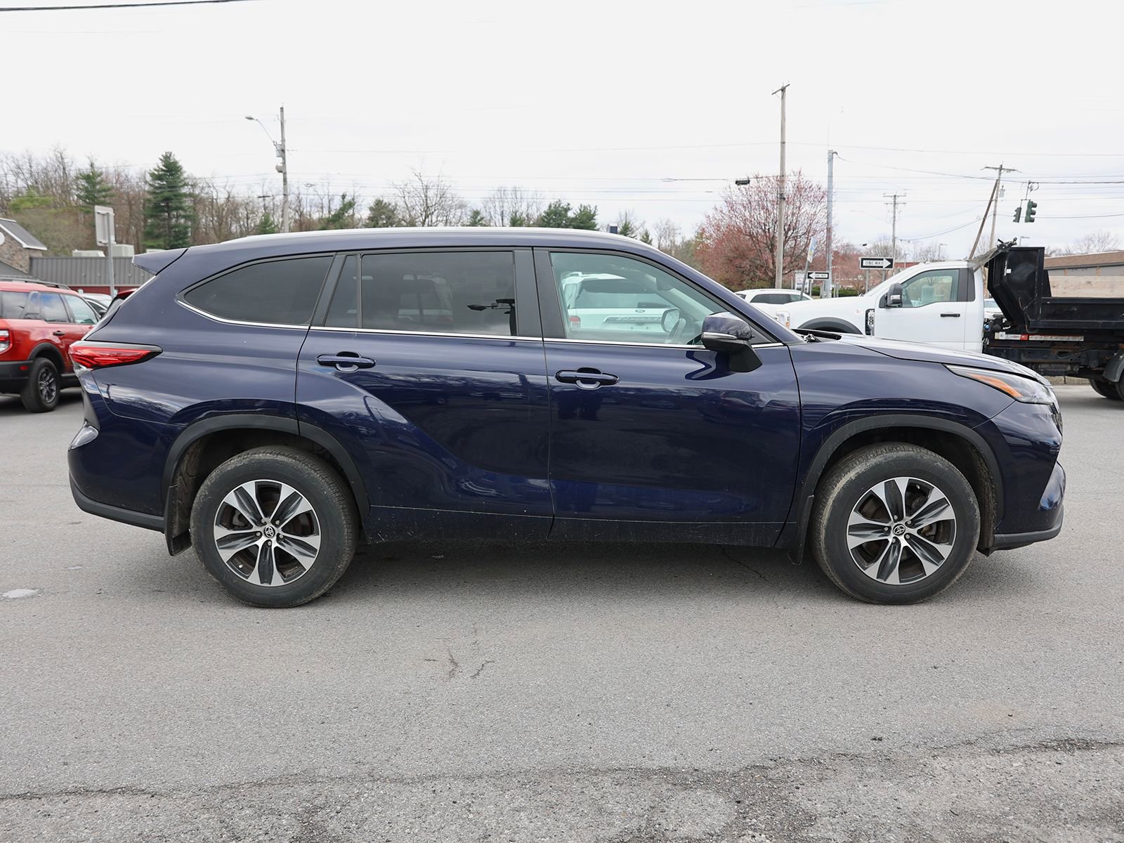 Used 2023 Toyota Highlander XLE AWD/4WD image 8