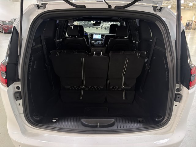 Used 2026 Chrysler Pacifica Limited FWD image 12