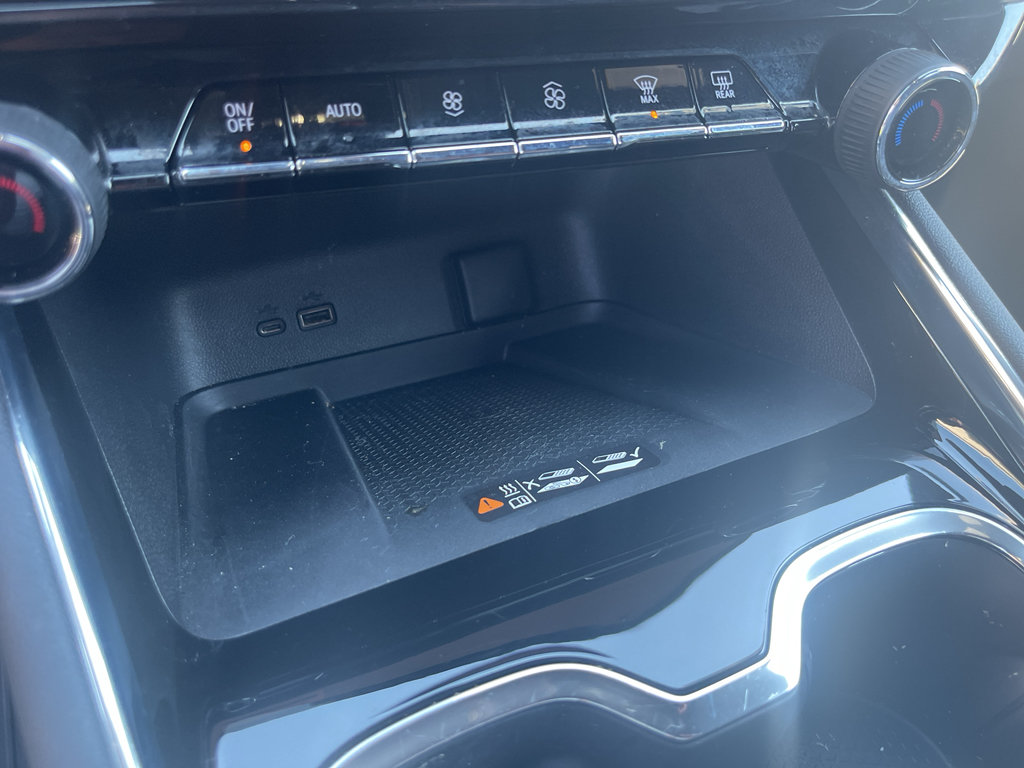 Used 2025 Chevrolet Traverse High Country w/ LPO, Floor Liner Package AWD/4WD image 33