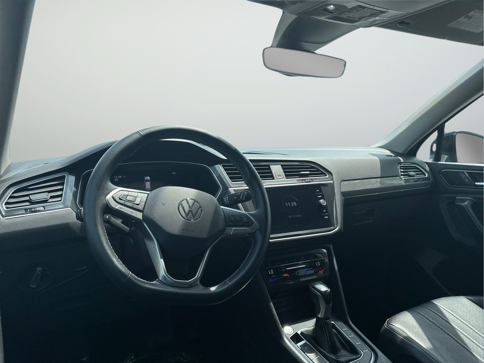 Used 2024 Volkswagen Tiguan SE AWD/4WD image 9