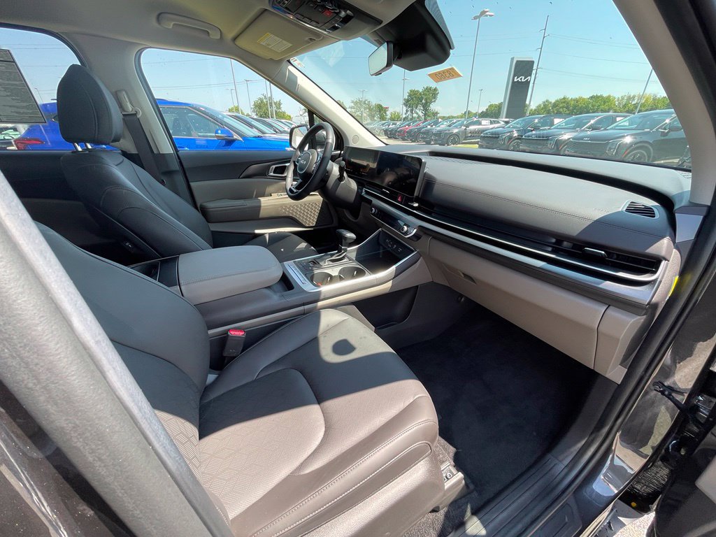 New 2026 Kia Carnival FWD image 32