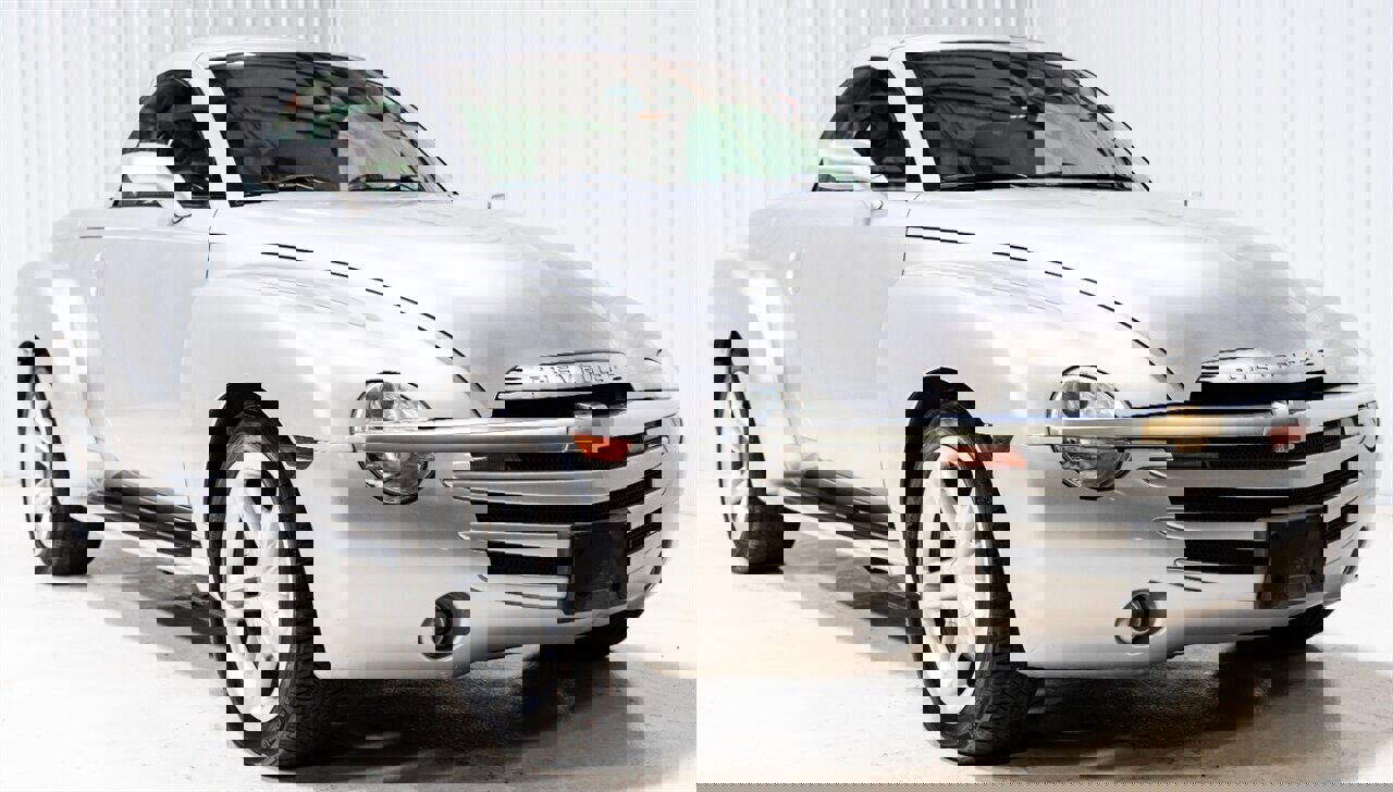 Used 2004 Chevrolet SSR w/ Preferred Equipment Group image 2