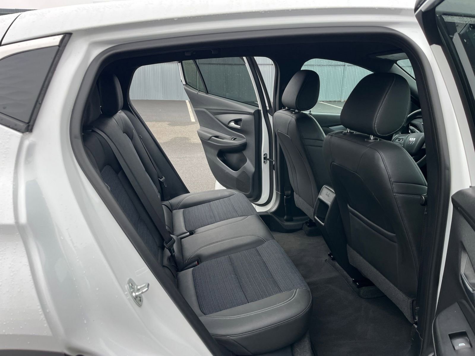 Used 2025 Buick Envista Preferred image 25