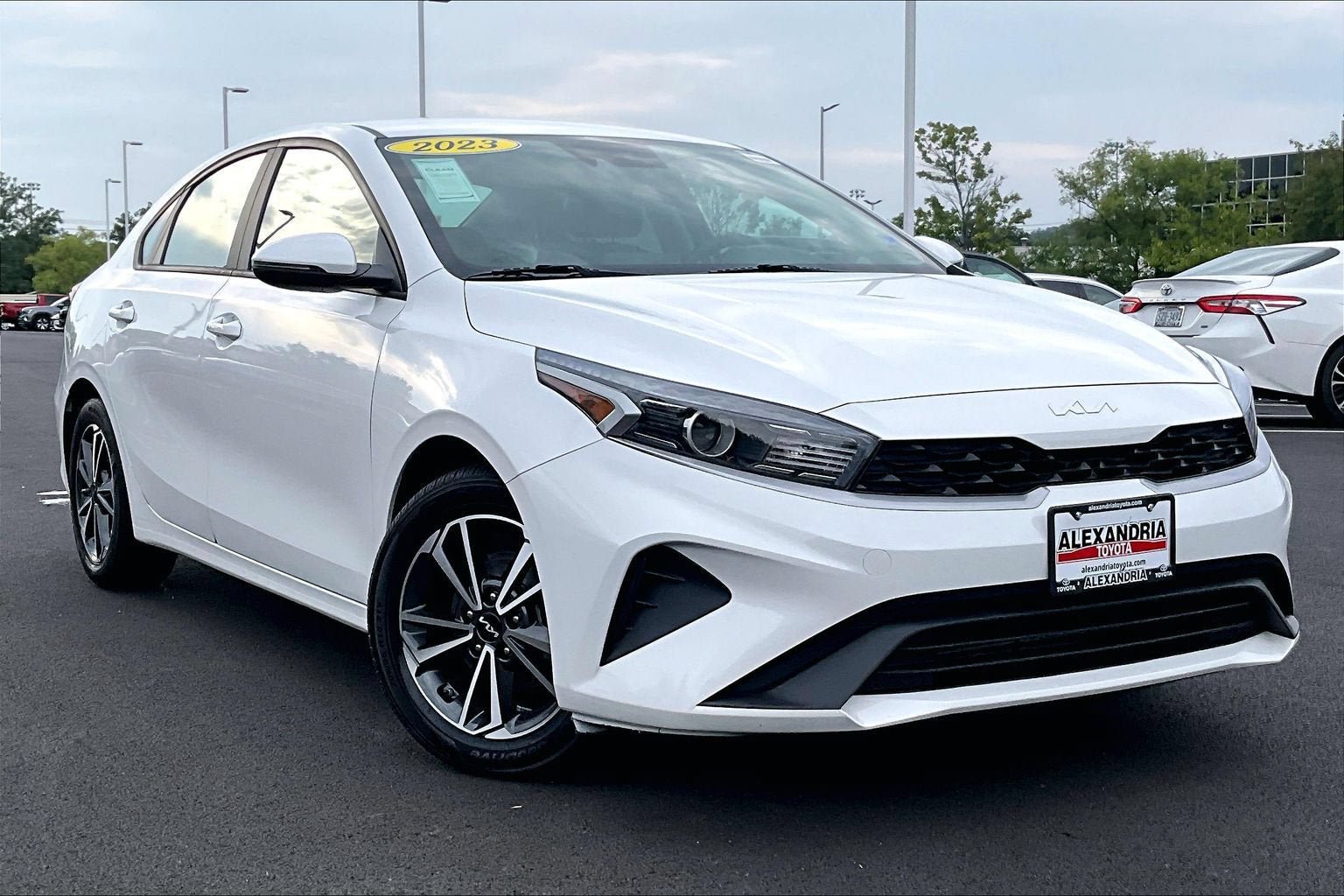 Used 2023 Kia Forte LXS w/ LXS Technology Package FWD image 2