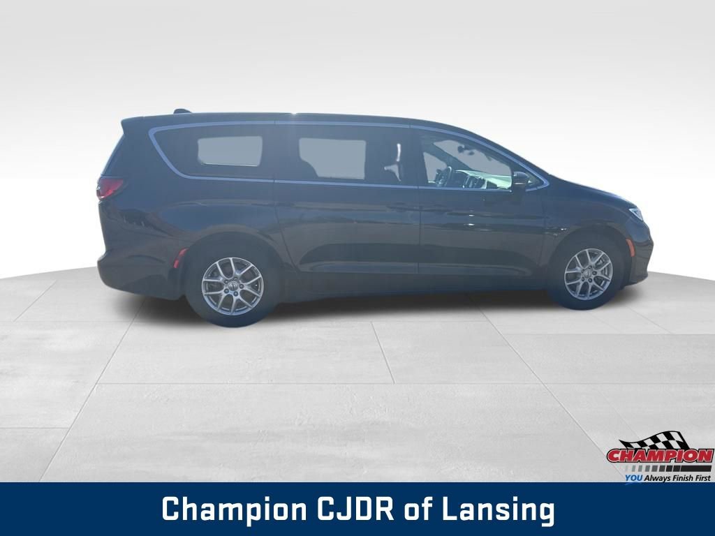 Used 2024 Chrysler Pacifica Touring-L FWD image 6