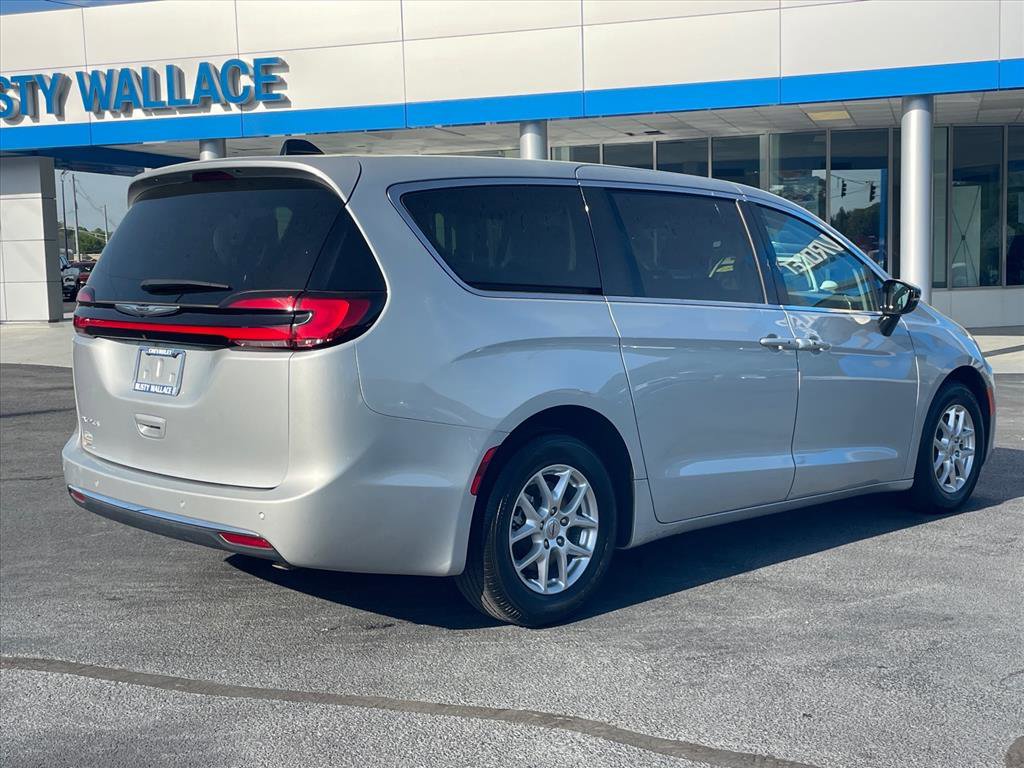 Used 2024 Chrysler Pacifica Touring-L FWD image 7