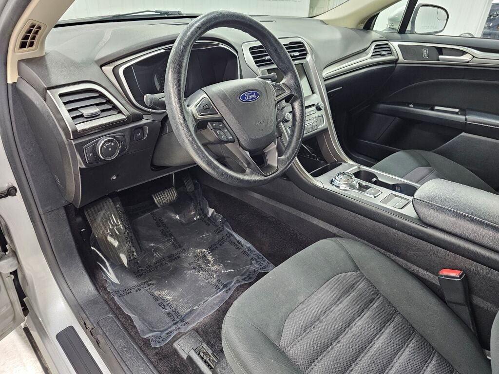 Used 2017 Ford Fusion SE w/ Fusion SE Technology Package FWD image 26